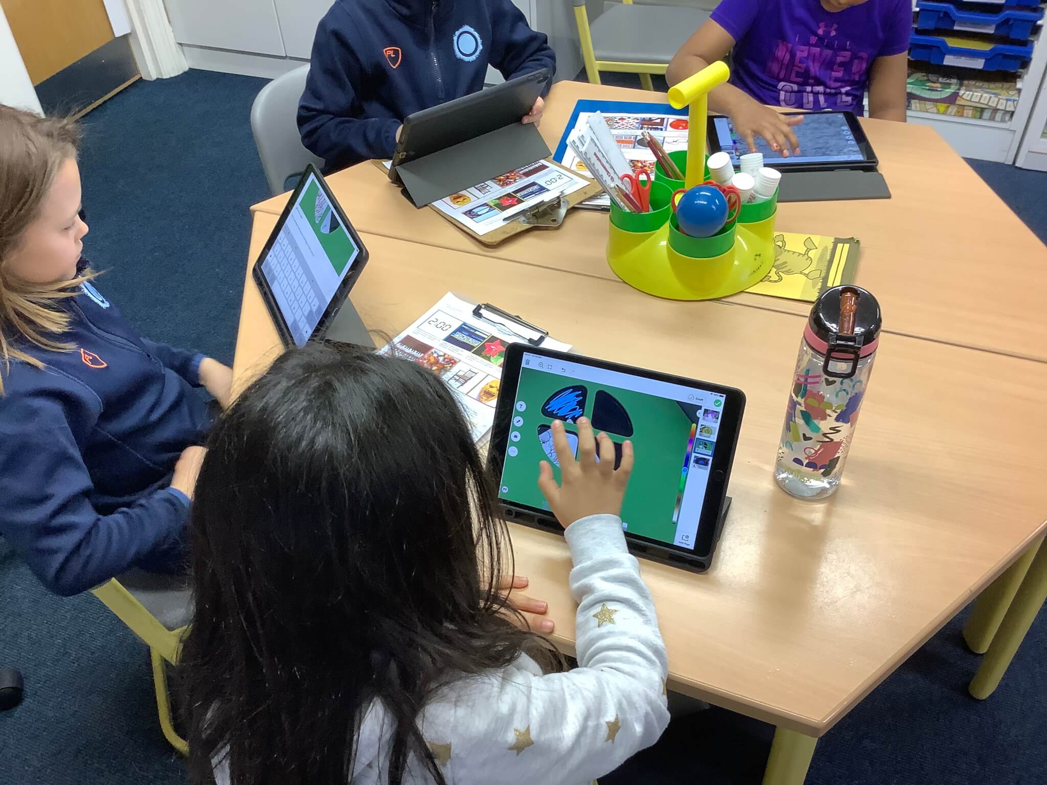 Students learning Maths in groups. Peer modelling.